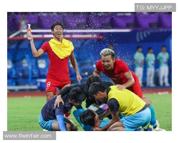 香港足球明星队齐聚一堂合影留念展现团结与激情的瞬间
